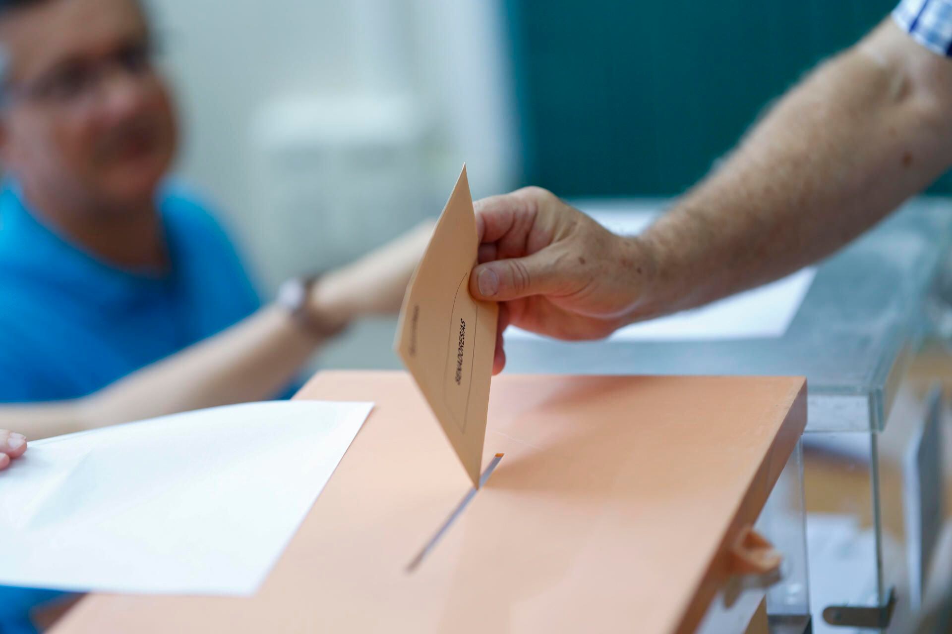 Un hombre ejerce su derecho al voto en el colegio Cristo Rey en Madrid, España (Foto: EFE)