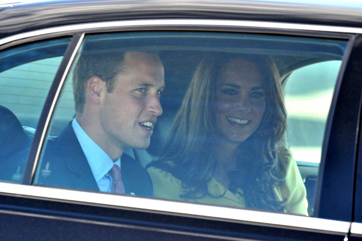 El príncipe Guillermo y Catalina de Gales sin cinturón de seguridad. (Foto: Pexels)
