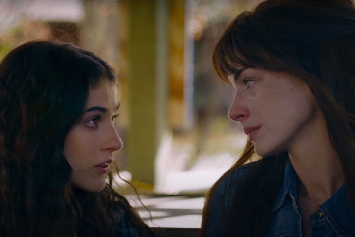 Izzy (Ella Rubin) hablando con su madre Solène Marchand (Anne Hathaway) en la película "The Idea of You" (Foto: Amazon Prime Video)