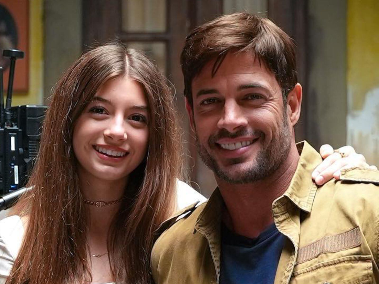William Levy al lado de su hija Kailey en un día de grabación de la telenovela "vuelve a mí" (Foto: William Levy / Instagram)