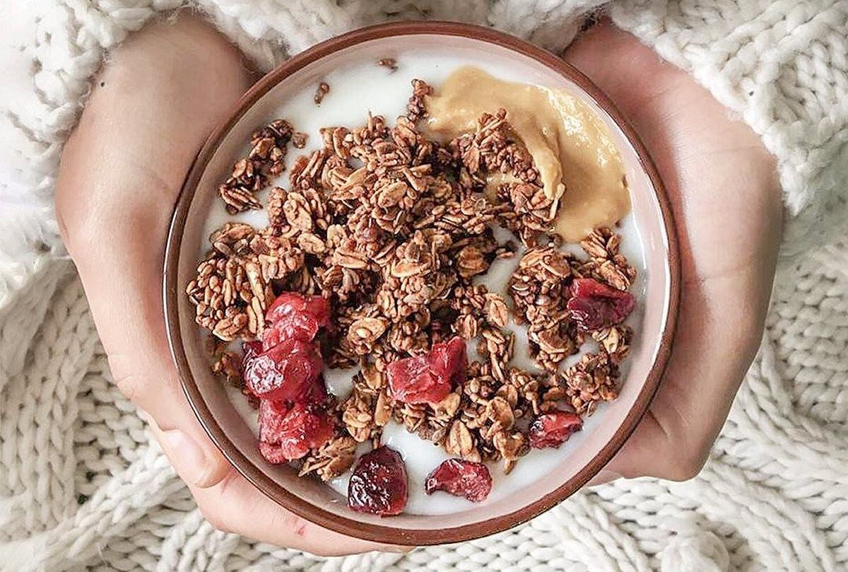 La granola y mantequilla de maní también se pueden unir para el snack de media mañana en un bowl de yogurt con frutas. (Foto: Instagram)
