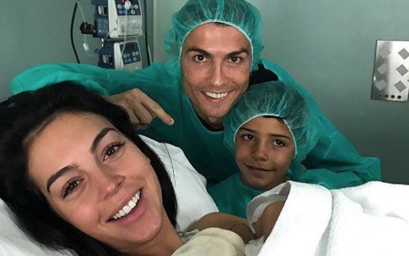 La familia de Ronaldo durante le nacimiento de Alana. (Foto: Cristiano Ronaldo / Instagram)