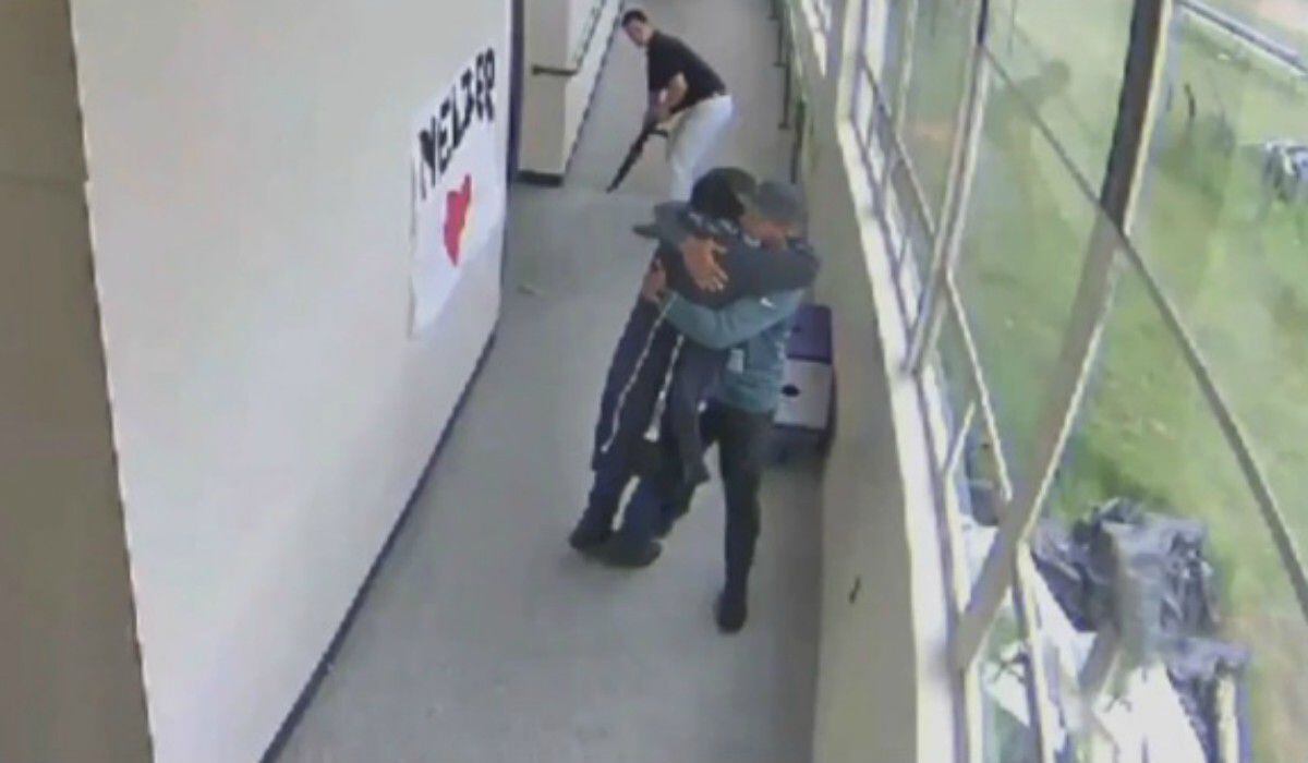 Un entrenador de fútbol logró desarmar a un estudiante que había ingresado a la escuela con una escopeta oculta bajo su abrigo. (Foto: Captura)
