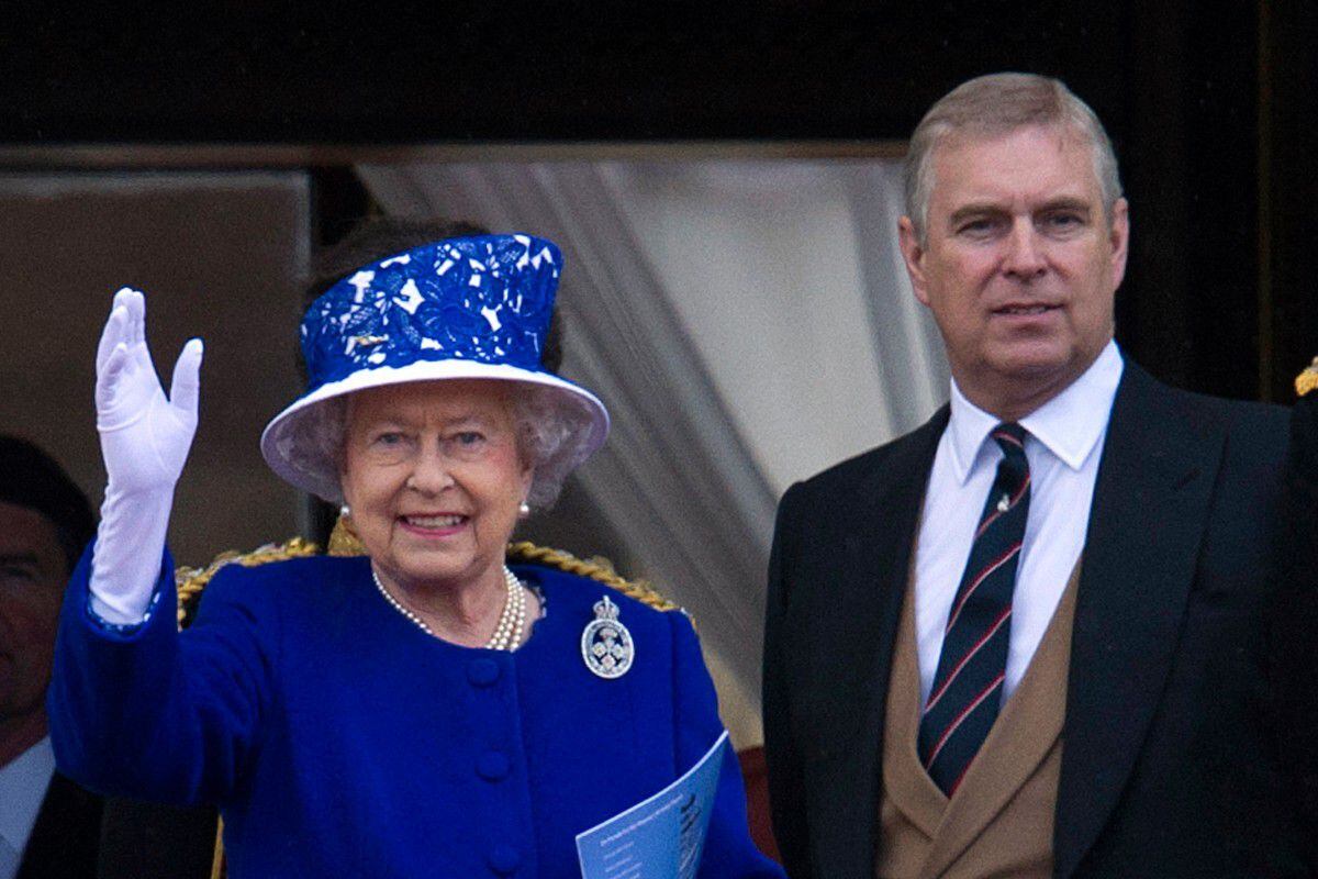 La reina Isabel II del Reino Unido y Andrés de York en el balcón del Palacio de Buckingham. (Foto: AFP)