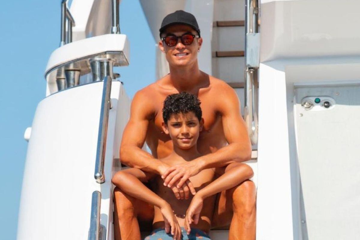 Cristiano Ronaldo junto a su primer hijo en un yate (Foto: Cristiano / Instagram)