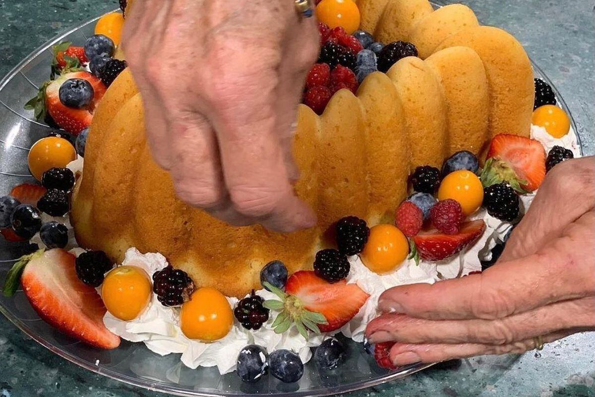 Puedes decorar la torta corazón con las frutas que más le gusten a tu pareja. (Foto: Sandra Plevisani)