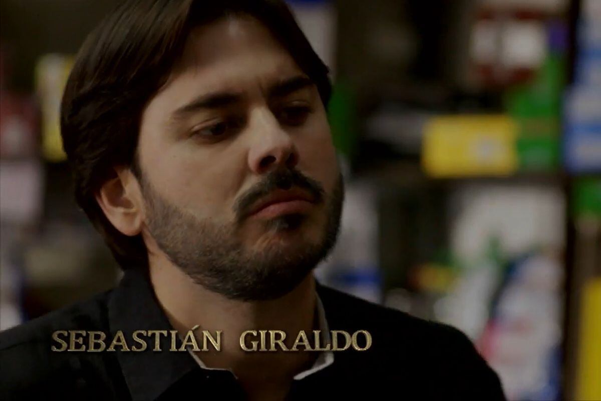 Sebastián Giraldo es Fernando Henao en “Aún queda mucho por cantar” (Foto: Caracol Televisión)
