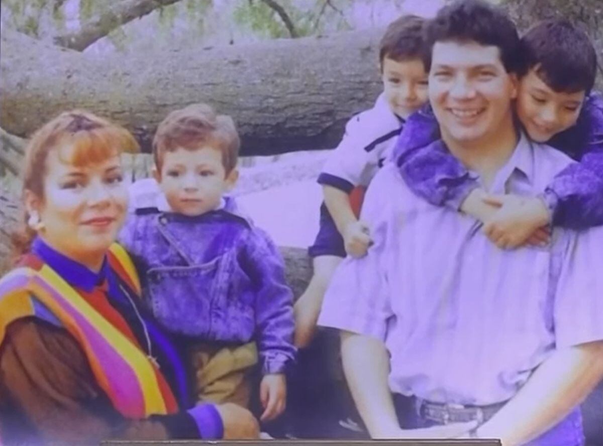 Una foto de la familia de Rodrigo Romeh, aunque falta su hermana, que en ese entonces aún no nacía (Foto: Telemundo)