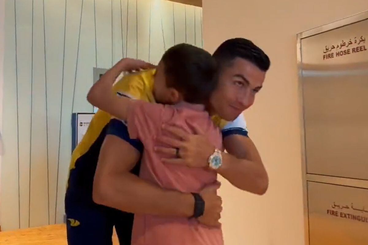 El pequeño cumplió su sueno de conocer a su máximo ídolo de fútbol, Cristiano (Foto: Turki_alalshikh / Twitter)