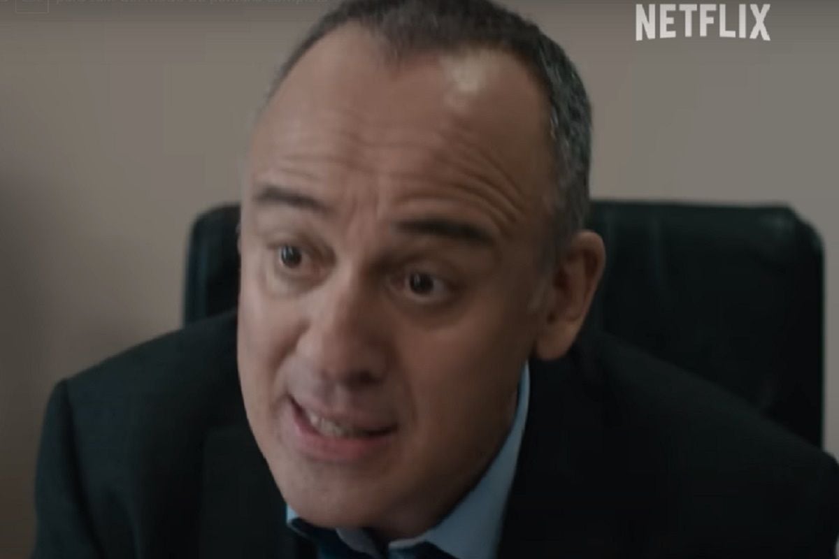 Javier Gutiérrez como Malvar, el juez encargado de caso, en la miniserie española "El caso Asunta" (Foto: Netflix)