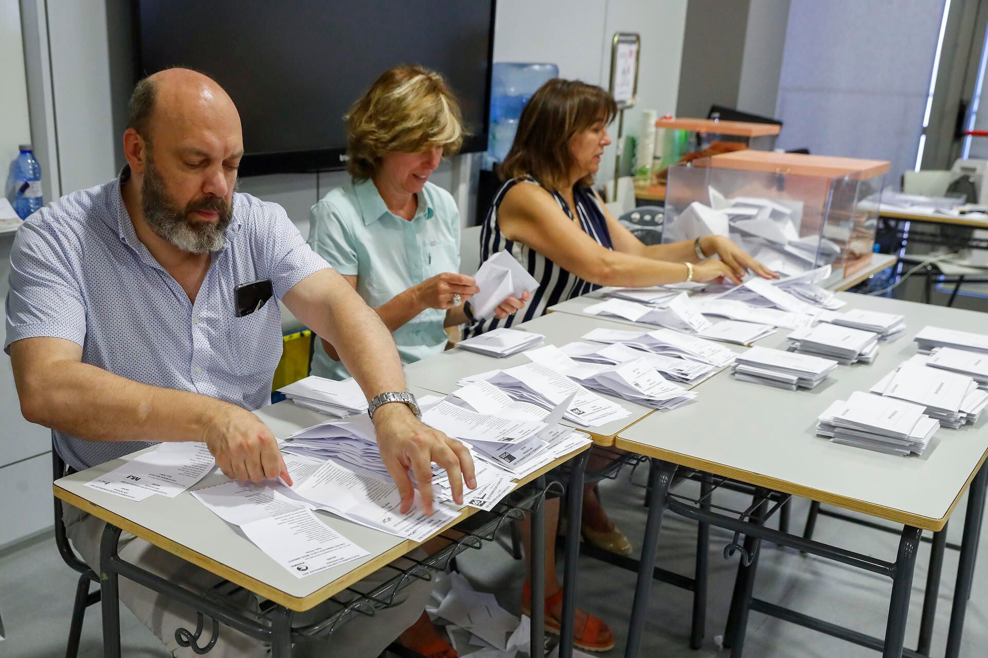 Integrantes de una mesa electoral del Instituto Ortega y Gasset, en Madrid, durante el recuento de votos tras el cierre de los colegios tras las elecciones generales celebradas en España (Foto: EFE)
