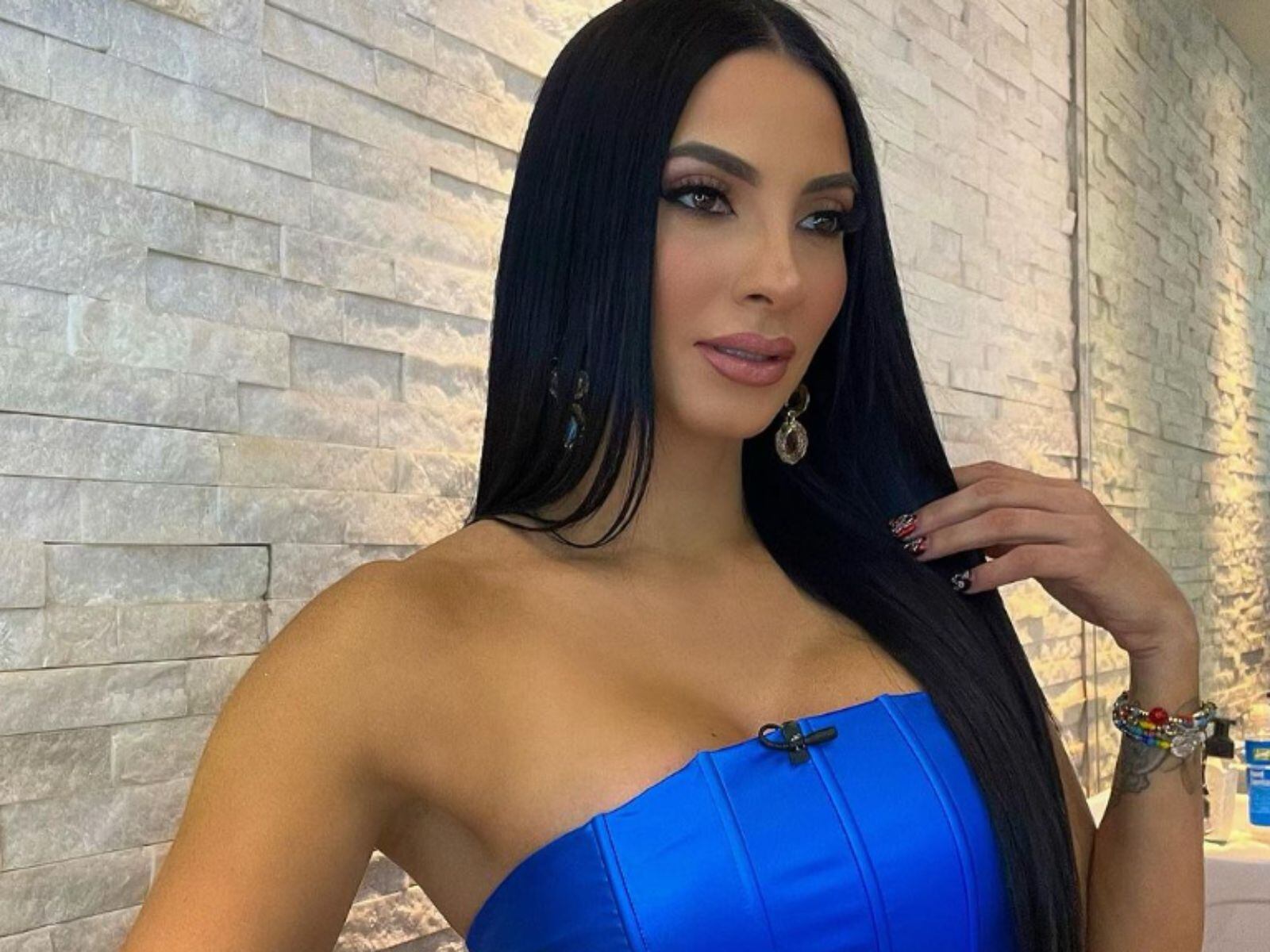 La modelo posa con un vestido azul  (Patricia Corcino / Instagram)