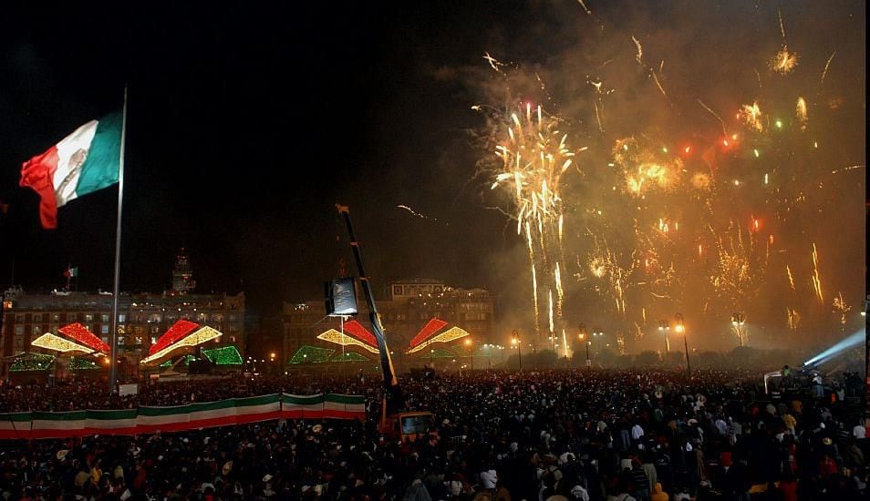 Miles de mexicanos se congregan cada año en el Zócalo de la Ciudad de México para presenciar el grito programado para las 23:00 horas. (Foto: EFE)