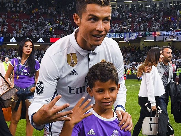 Durante los festejos tras ganar la Champions League, Cristiano Ronaldo Jr. tomó el balón y todos quedaron asombrados al ver su técnica pese a su corta edad. (Foto: Getty Images)