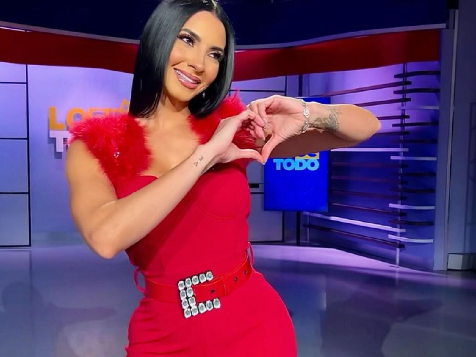 La presentadora de televisión hace un corazón con sus dos manos (Patricia Corcino / Instagram)