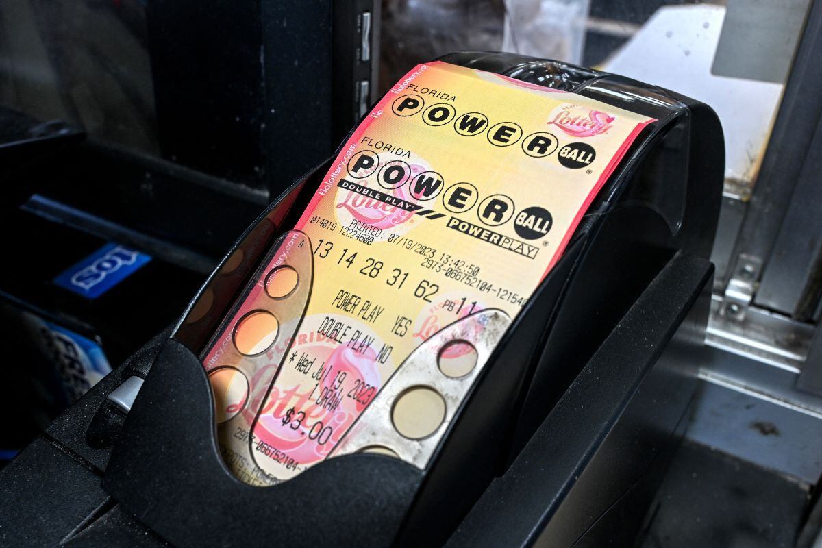 Boletos de lotería Powerball fotografiados dentro de una tienda en Homestead, Florida, el 19 de julio de 2023 (Foto: Giorgio Viera / AFP)