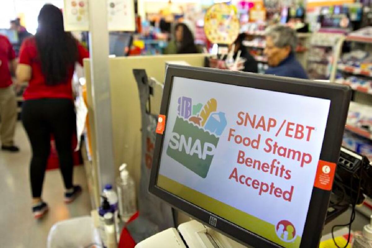 Los cupones de alimentos SNAP se pueden canjear en tiendas autorizadas en Estados Unidos (Foto: Paul J. Richards / AFP)