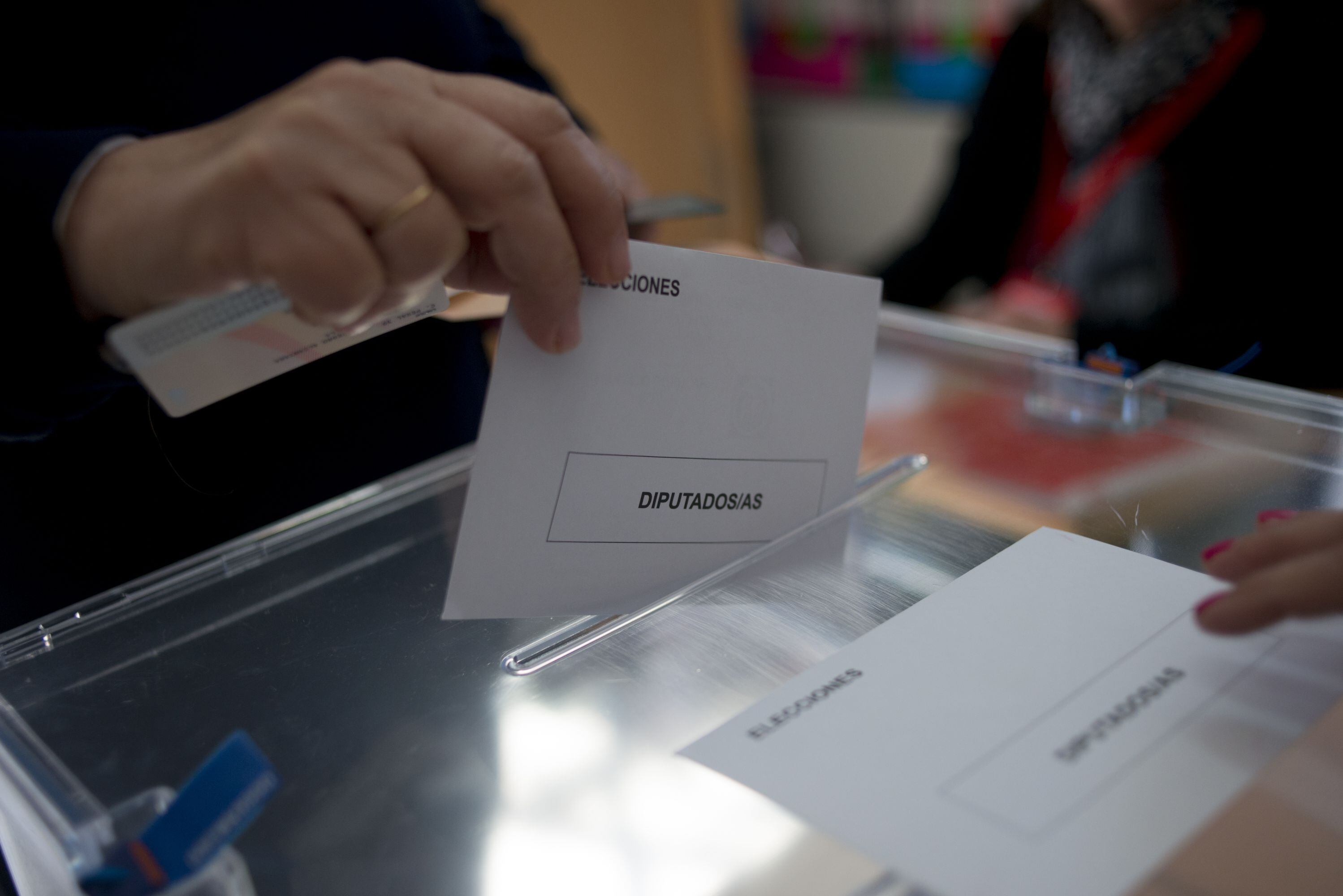 Una persona sufragando en las elecciones en España (Foto: AFP)