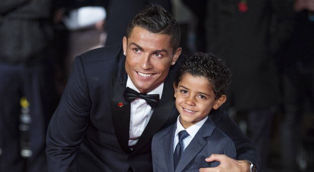 Cristiano Ronaldo junto a Junior, su hijo mayor (Foto: AFP)