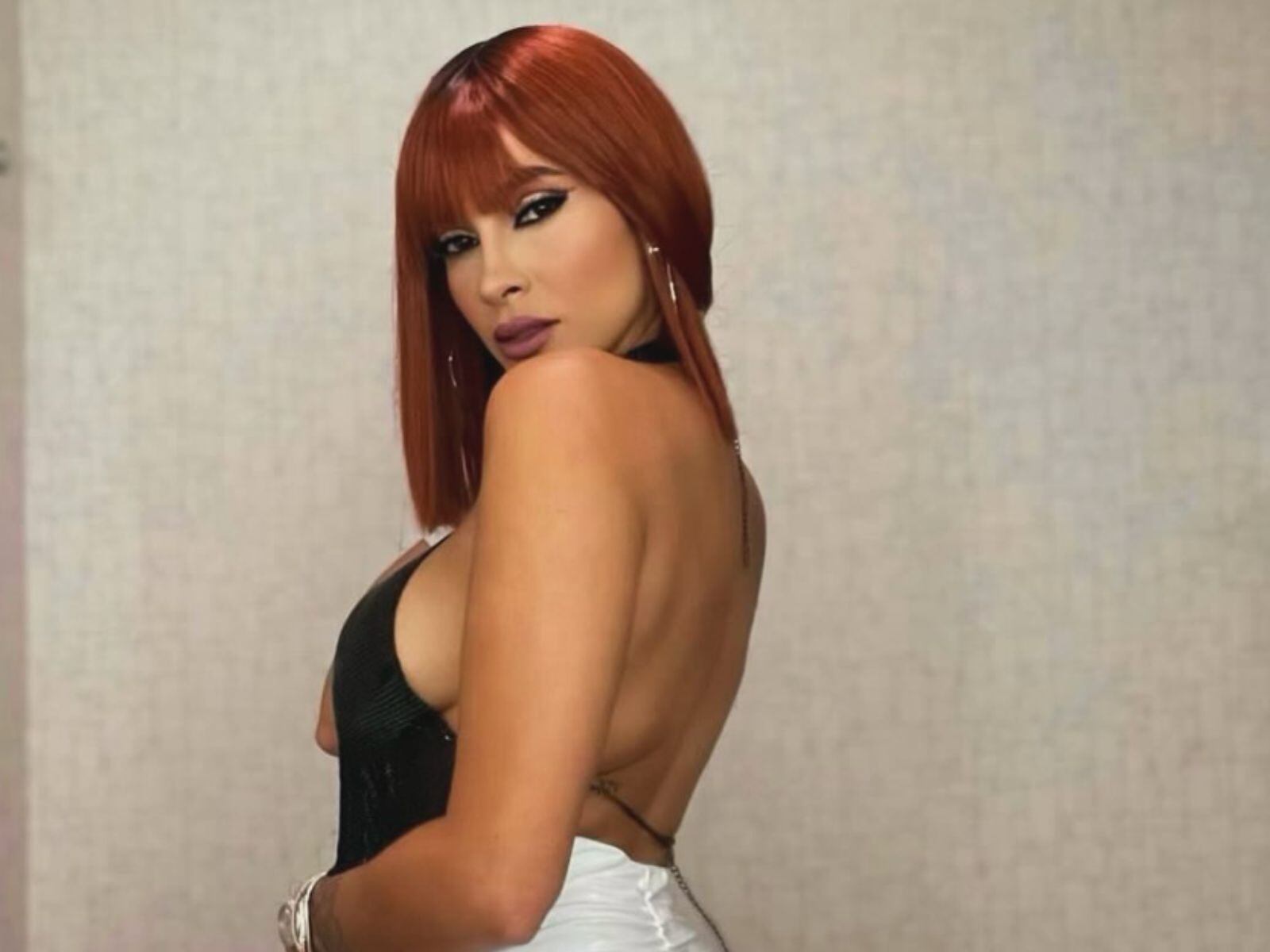 La modelo puertorriqueña ha cambiado de look en varias ocasiones. Aquí con el cabello de color rojo (Patricia Corcino / Instagram)