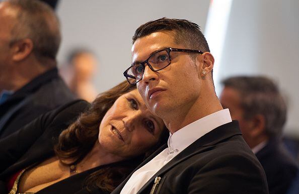 Cristiano Ronaldo junto a su madre María Dolores dos Santos Aveiro, quien la acompañado en todo momento de su carrera. (Foto: Denis Doyle / Getty Images)