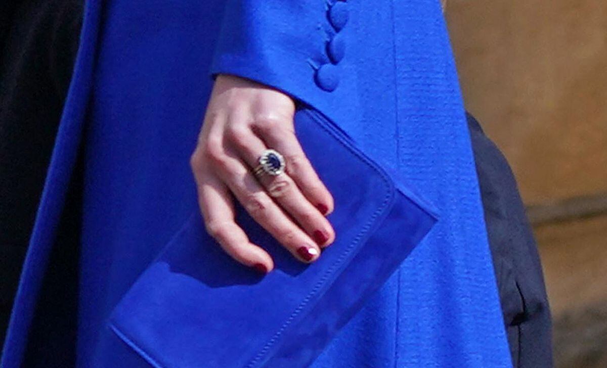 El anillo de compromiso de la princesa Catalina de Gales no pudo opacar su nueva manicure en tono rojo. (Foto: Yui Mok / POOL / AFP)