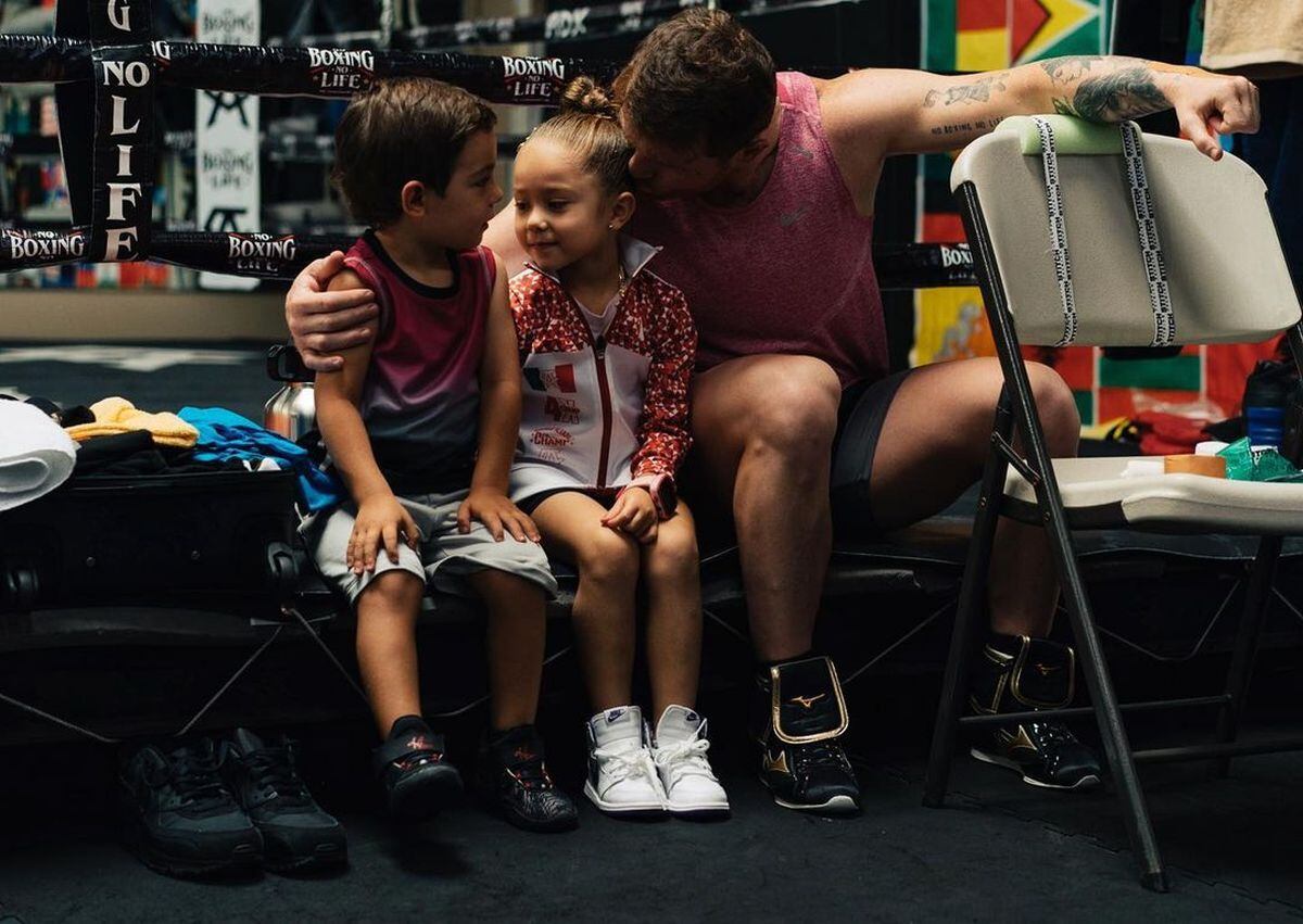El boxeador junto a sus dos mejores hijos: Saúl Adiel y María Fernanda (Foto: Canelo Álvarez / Instagram)