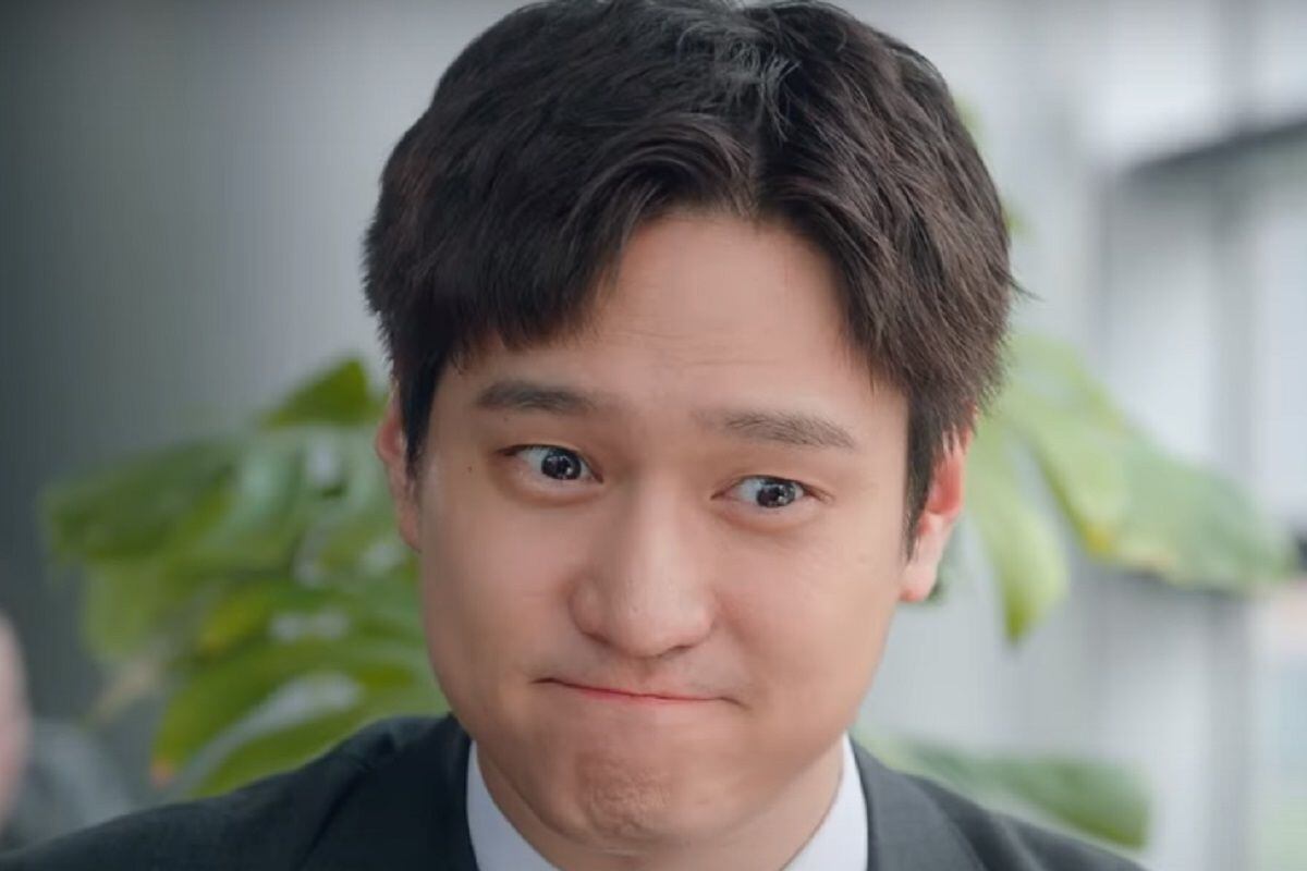 Ko Kyoung-Pyo asume el rol de Song Ki-Baek, un locutor que dice lo primero que le pasa por la mente, en la serie surcoreana "Hablando con franqueza" (Foto: JTBC/ Netflix)