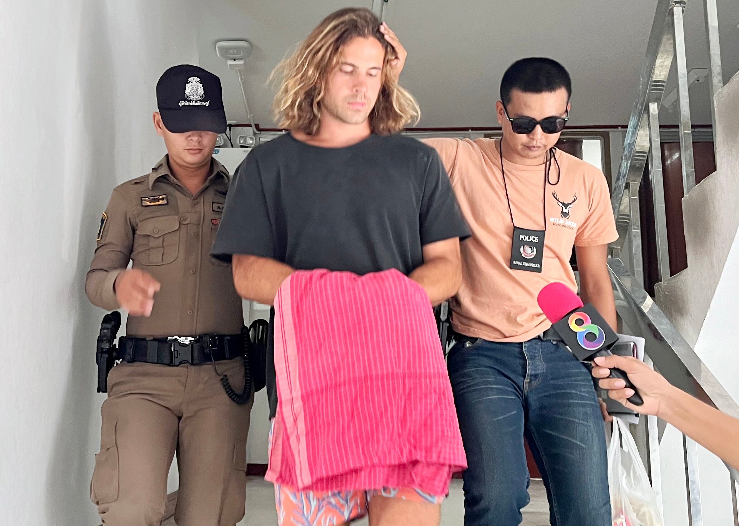 Koh Phangan (Thailand), 07/08/2023.- A Spanish chef alleged murder suspect Daniel Jeronimo Sancho Bronchalo (C), is escorted by Thai police officers to the court from Koh Phangan police station in Koh Phangan island, southern Thailand, 07 August 2023. Thai police arrested a 29-year-old Spanish nationality Daniel Jeronimo Sancho Bronchalo accused of killing a Colombian surgeon Edwin Arrieta Arteaga and dismembering his body before dumping some parts in a rubbish dump and other parts including his head in the sea, police said. (España, Tailandia) EFE/EPA/SOMKEAT RUKSAMAN
