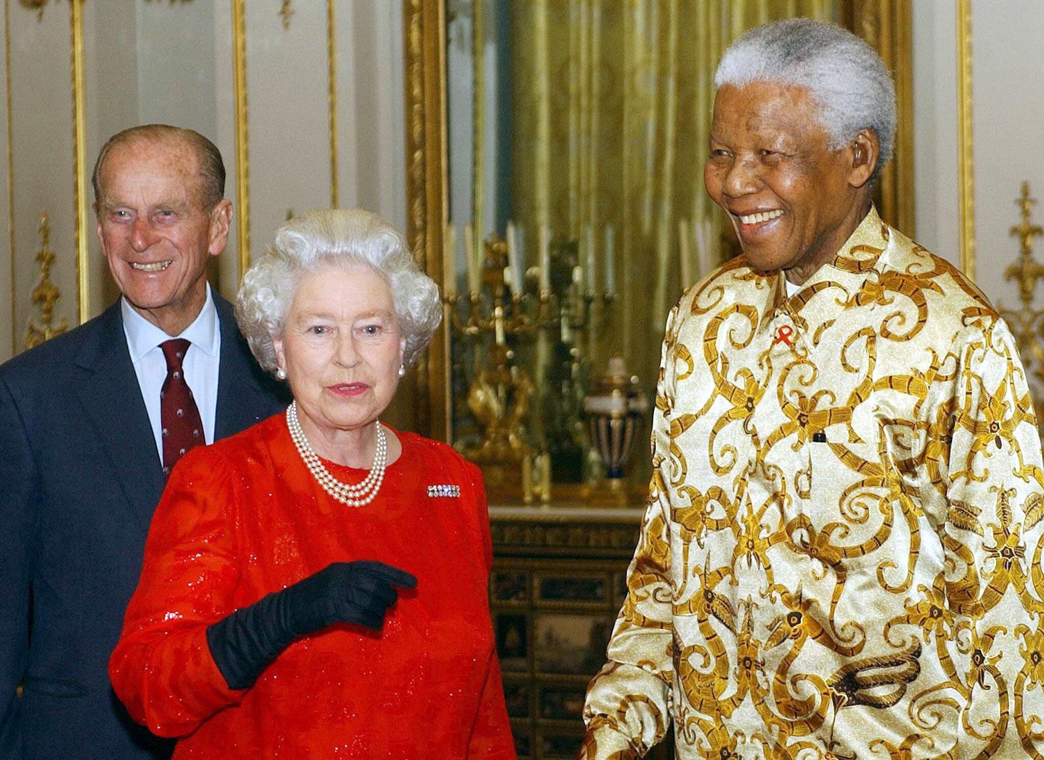 La reina Isabel II del Reino Unido y Nelson Mandela. (Foto: AFP)
