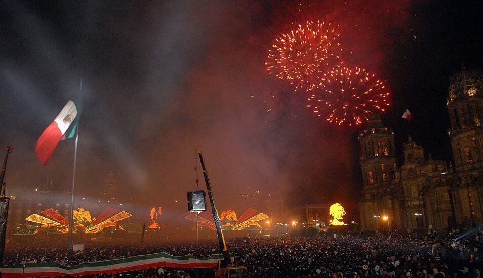 El Zócalo de la capital mexicana es el lugar tradicional para celebrar el aniversario de la Independencia de México con un espectáculo de fuegos artificiales. (Foto: EFE)