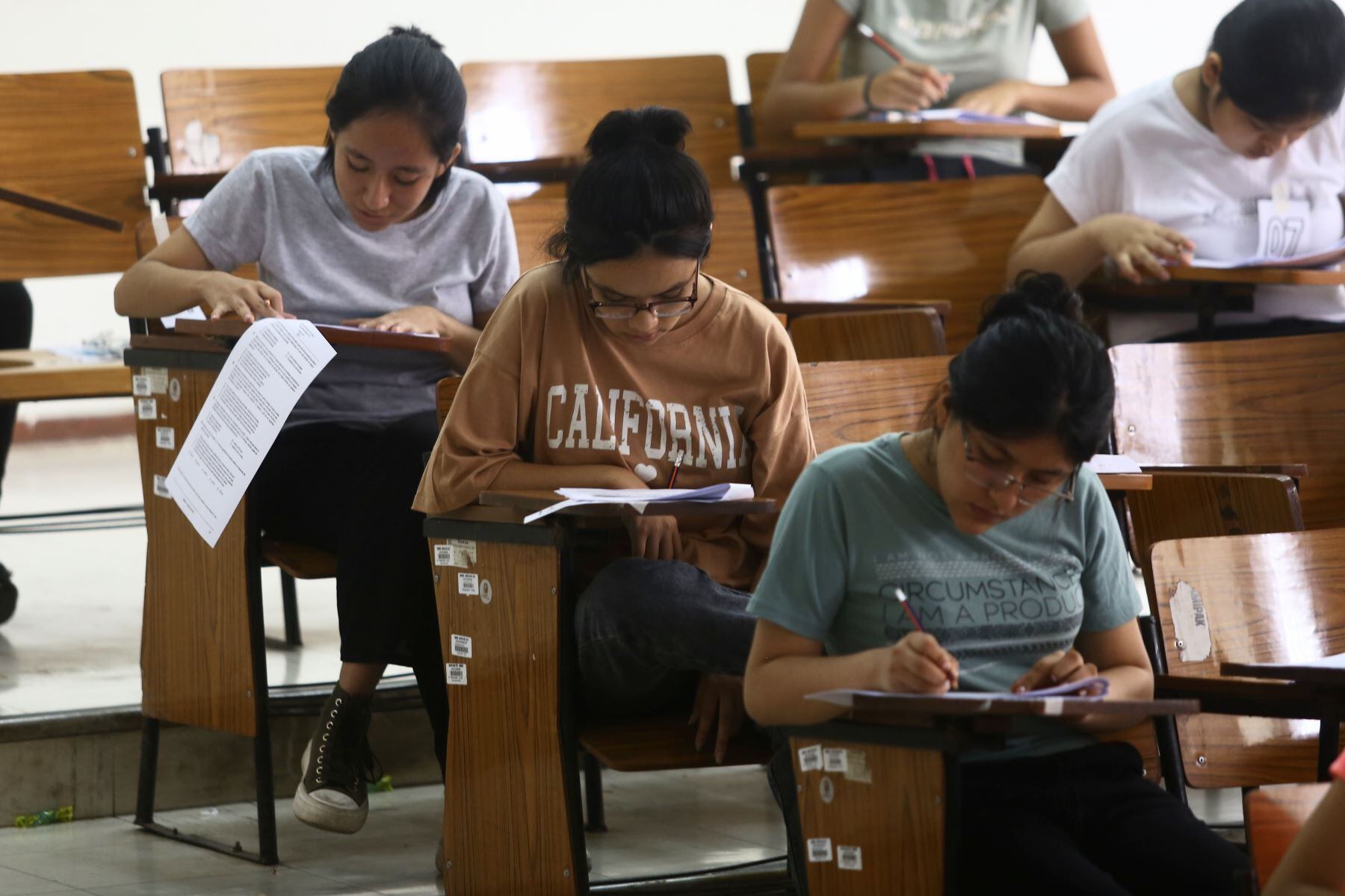 Jóvenes rindiendo un examen de admisión (Foto: Andina)
