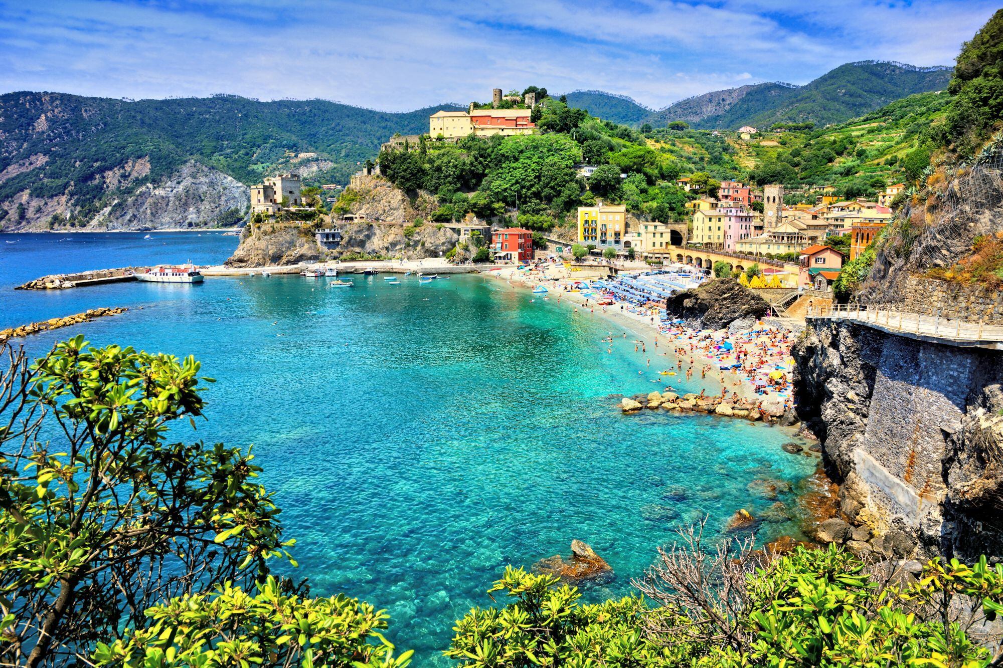 Monterosso al Mare es el pueblo más grande de Cinque Terre. Los coloridos paraguas y las aguas cristalinas crean una imagen idílica (Foto: Italia.it)