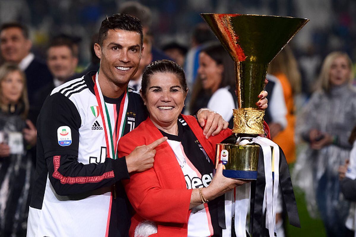 El futbolista portugués, con la camiseta de la Juventus, junto a su madre (Foto: Getty Images)