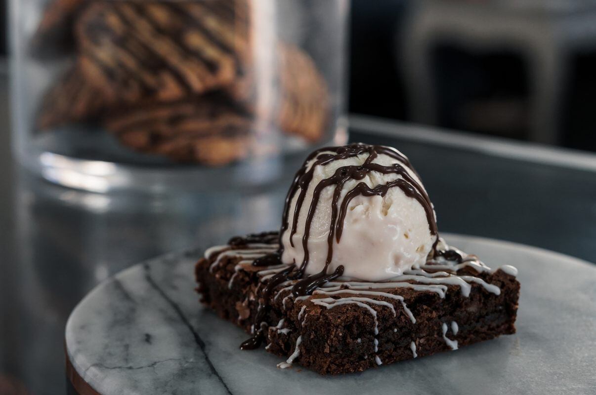 El brownie con whisky puede ser el toque de dulce perfecto para tu cena especial. (Foto: Sugarlab)