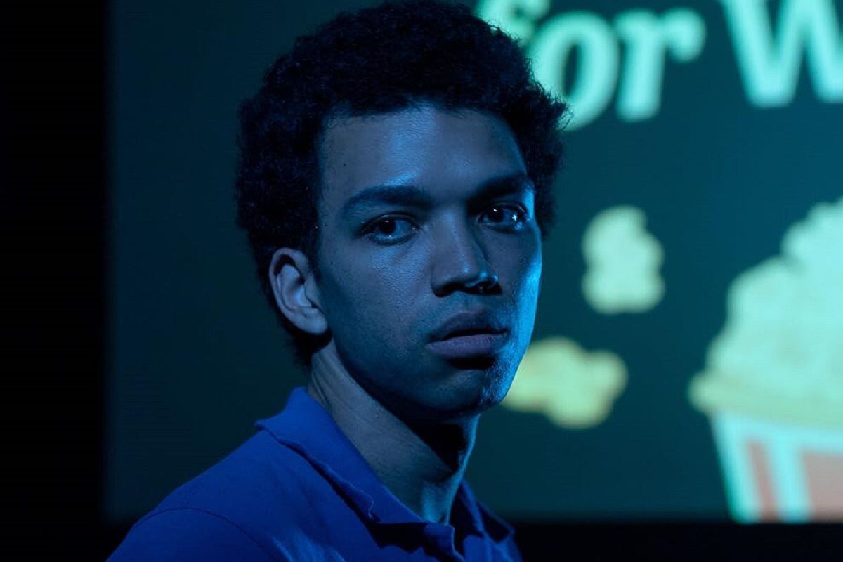 Justice Smith como Owen, un joven que vive en los suburbios, en la película de terror "I Saw the TV Glow" (Foto: A24)