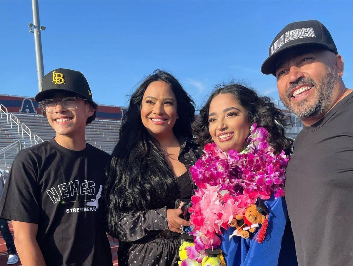 La hija que tuvo Lupillo Rivera con Mayeli Alonso el día de su graduación. Aquí la familia completa de su segundo matrimonio (Foto: Lupita Karizma Rivera / Instagram)