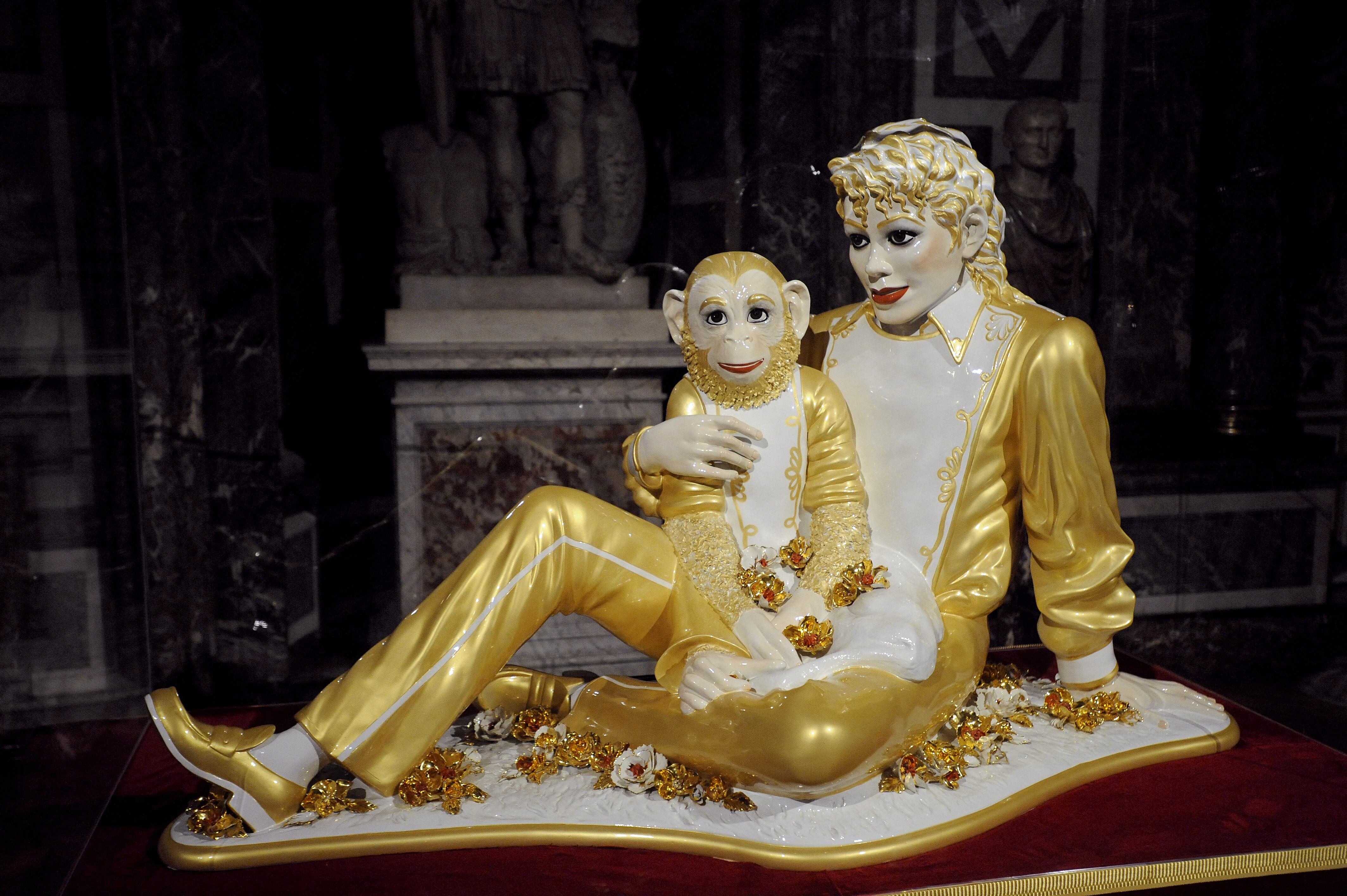 Una escultura de los mejores amigos Michael Jackson y Bubbles (Foto: AFP)