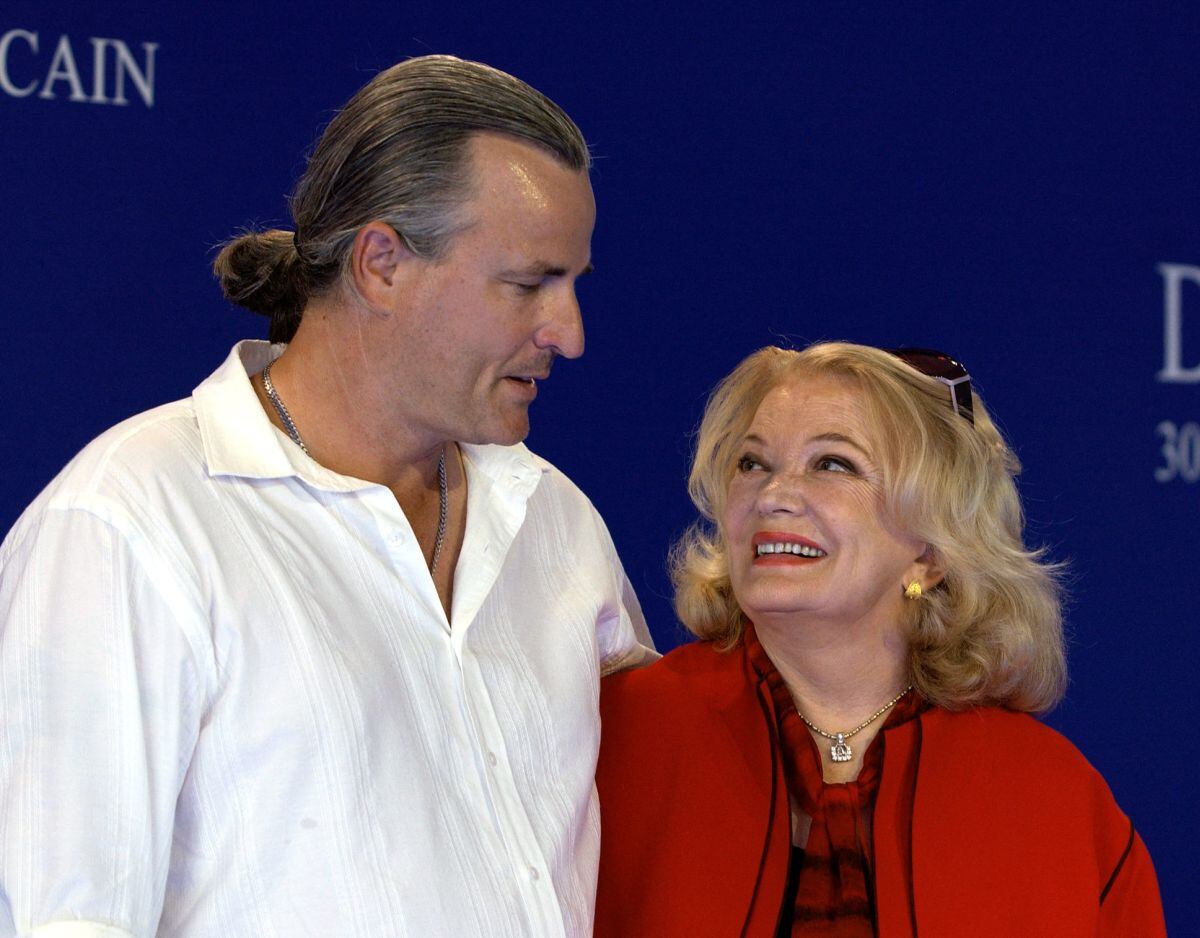 El director estadounidense Nick Cassavetes y su madre y actriz Gena Rowlands posan para la sesión fotográfica de la película "The Notebook", que se estrenó en el 30º Festival de Cine Americano de Deauville, el 5 de septiembre de 2004 (Foto: Mychele Daniau / AFP)