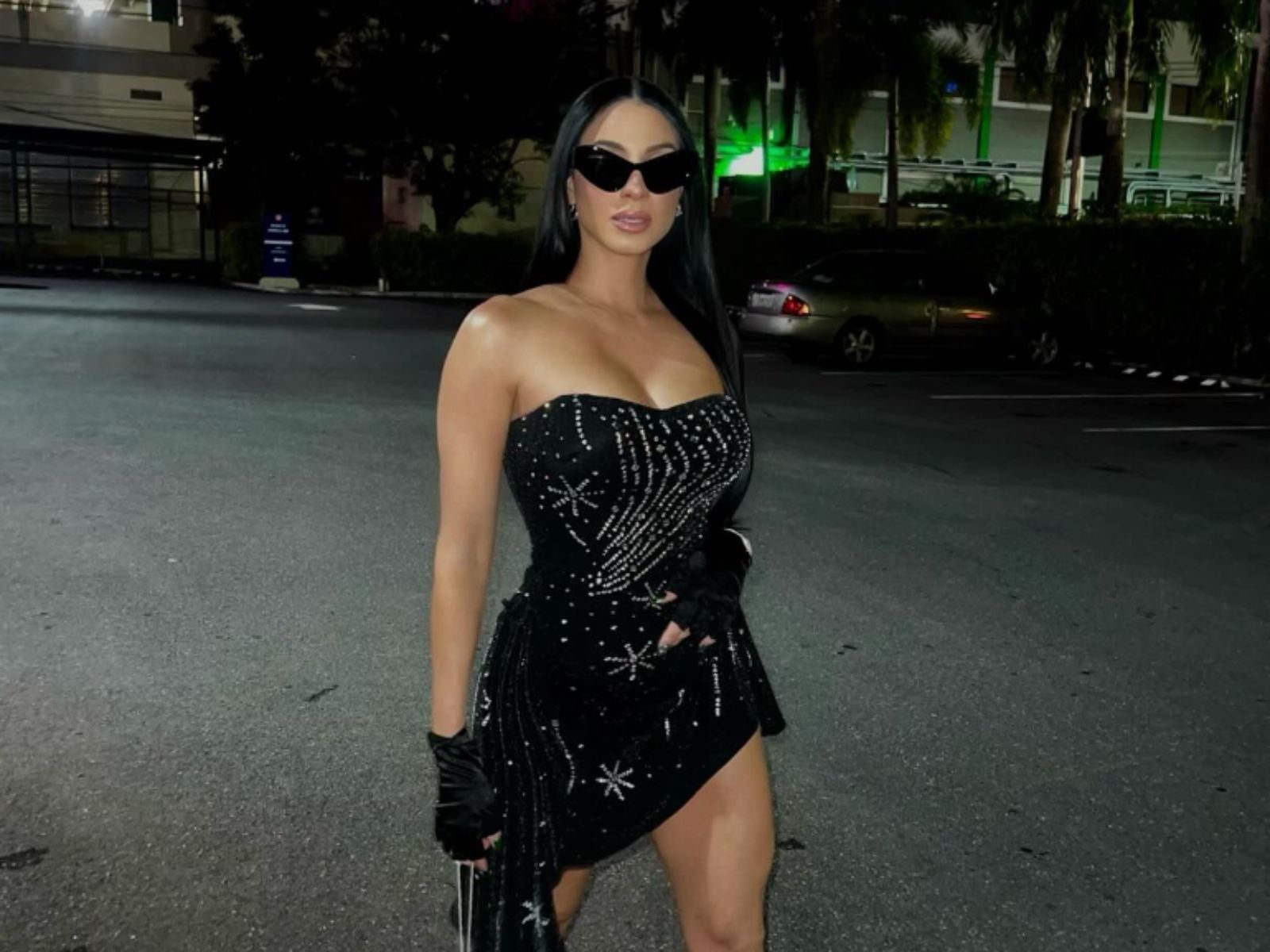 La celebridad con un vestido negro y lentes negros en la noche (Foto: Patricia Corcino / Instagram)