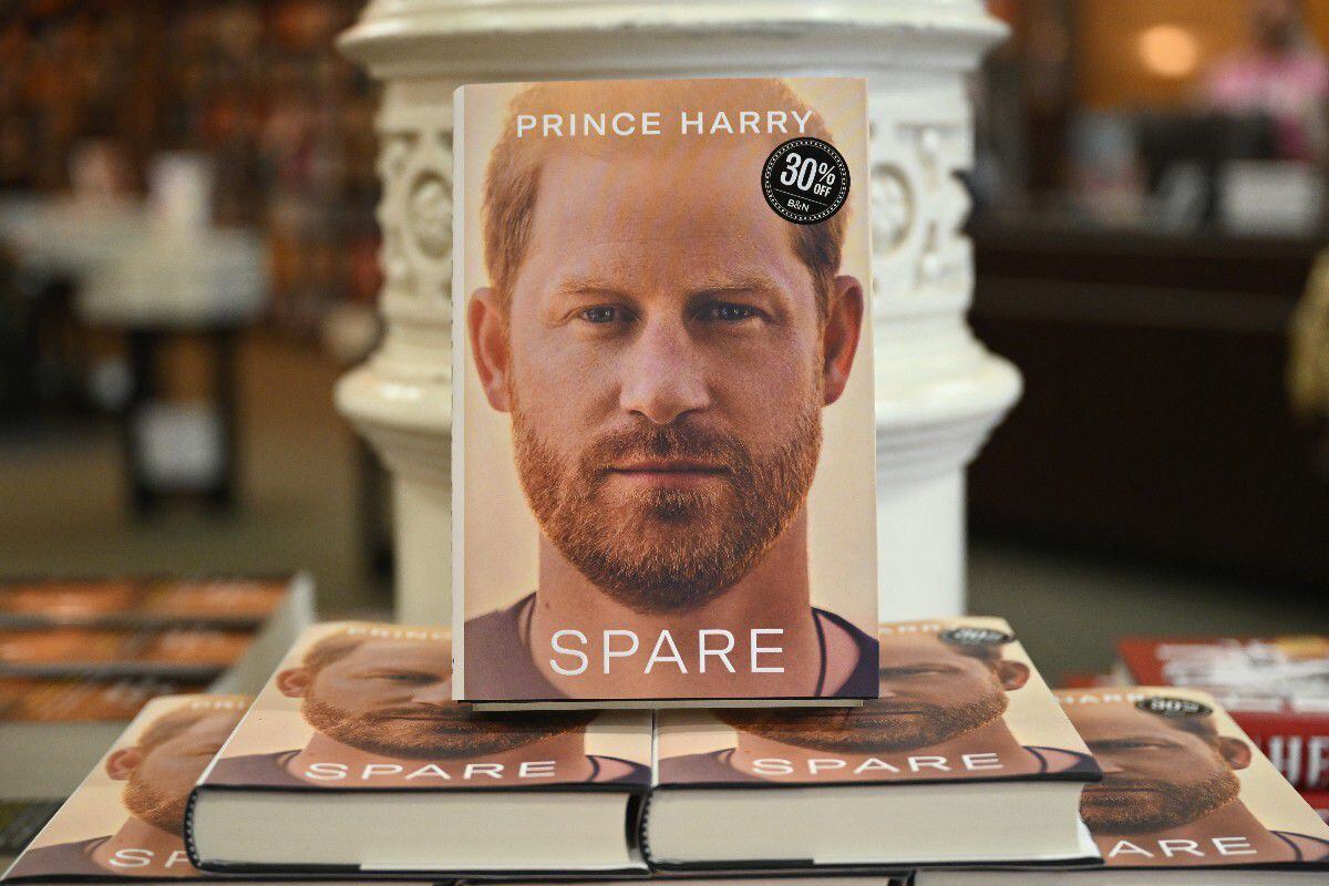 Spare: en las sombras, el libro del príncipe Harry. (Foto: AFP)