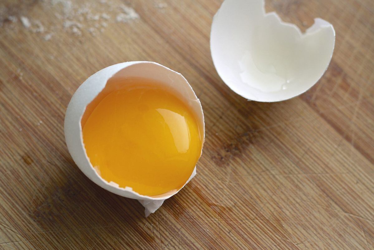 La preparación de postres requiere separar las partes del huevo y lograrlo es muy sencillo. (Foto: Aline Ponce / Pixabay)